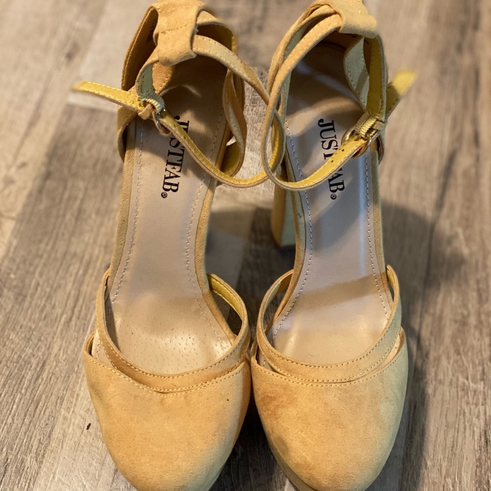 Women’s chunky 3” platform heel size 7 suede pumps